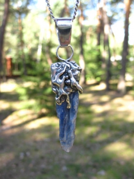 wisiorek-srebrny-talizman-z-surowym-kyanitem-blue-saphire[10].jpg